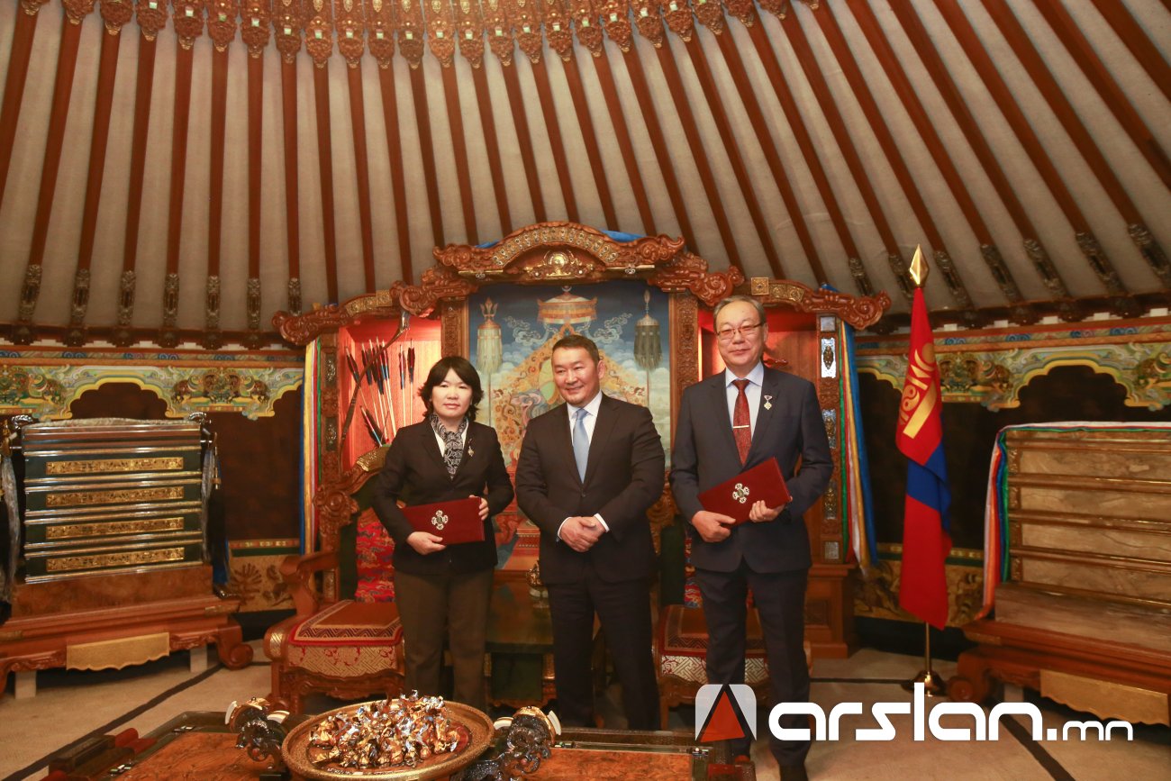ФОТО: “Монголчууд”, “Ил хаадын урлаг, соёлын бүтээлүүд” бүтээлүүдэд 2017 оны ТӨРИЙН ШАГНАЛ хүртээлээ Arslan.mn