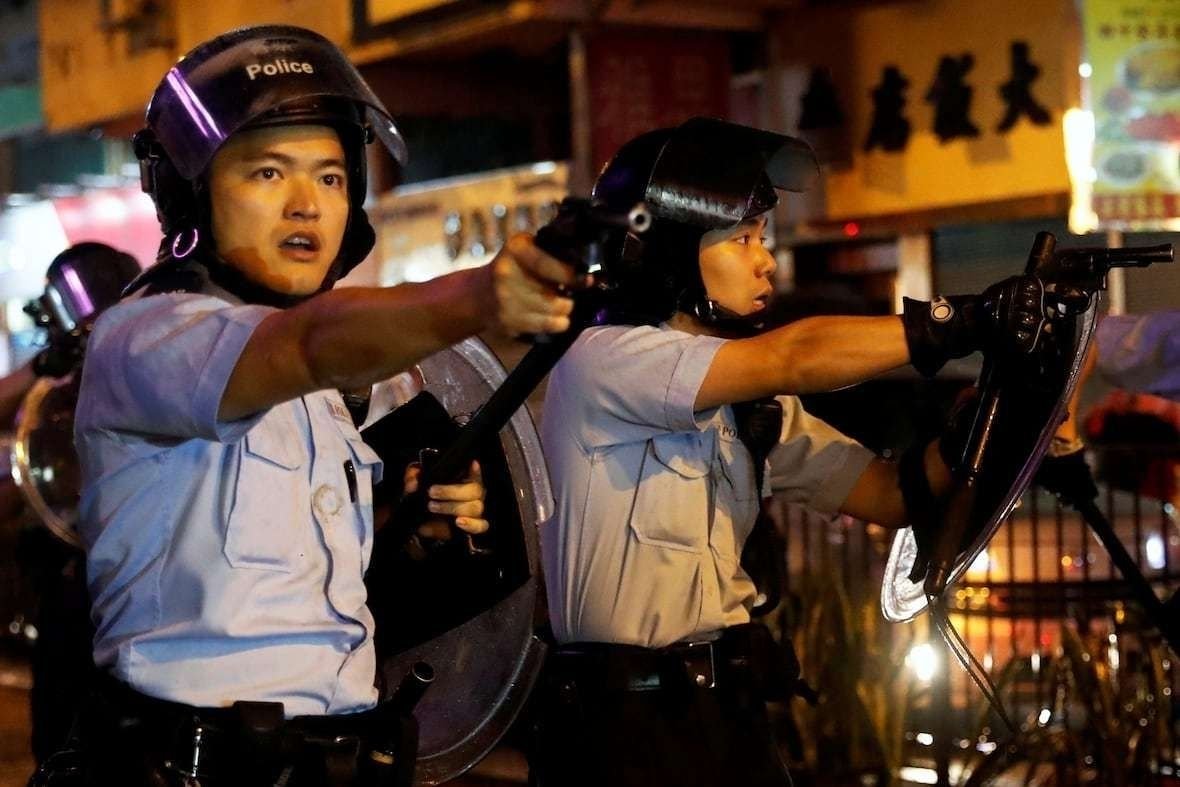 Хонг Конгийн цагдаа анх удаа тэмцэгчдийн эсрэг галт зэвсэг хэрэглэжээ