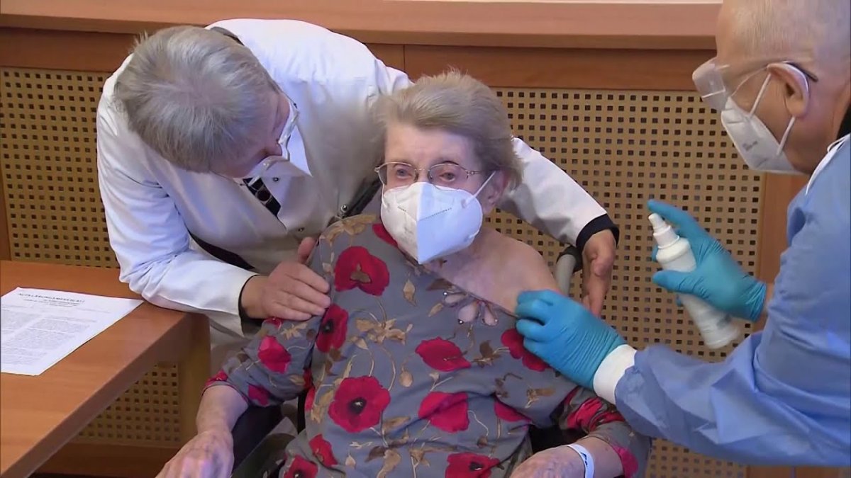 Германд 101 настай эмэгтэй коронавирусийн эсрэг вакцин хийлгэжээ