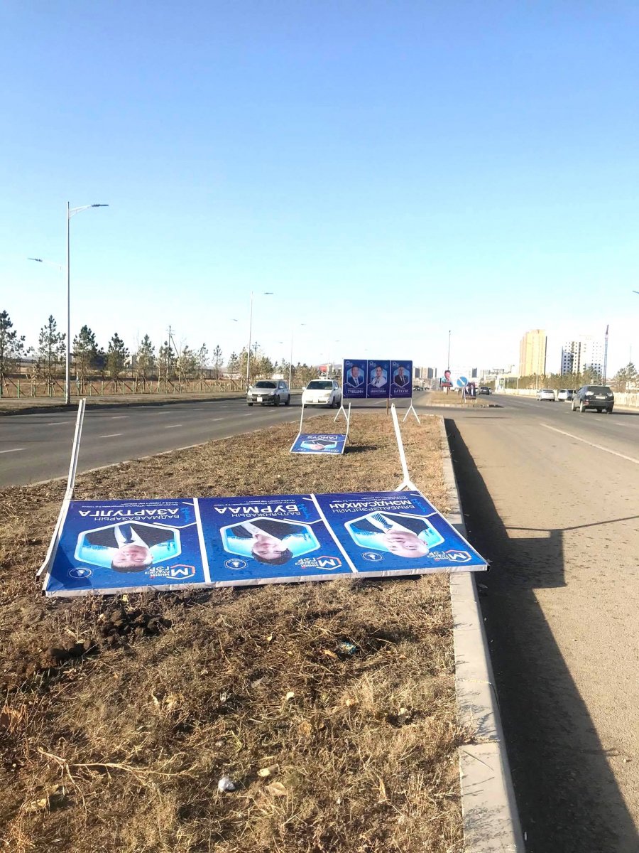 Зарим иргэд арга ядахдаа сурталчилгааны самбарыг буулгажээ