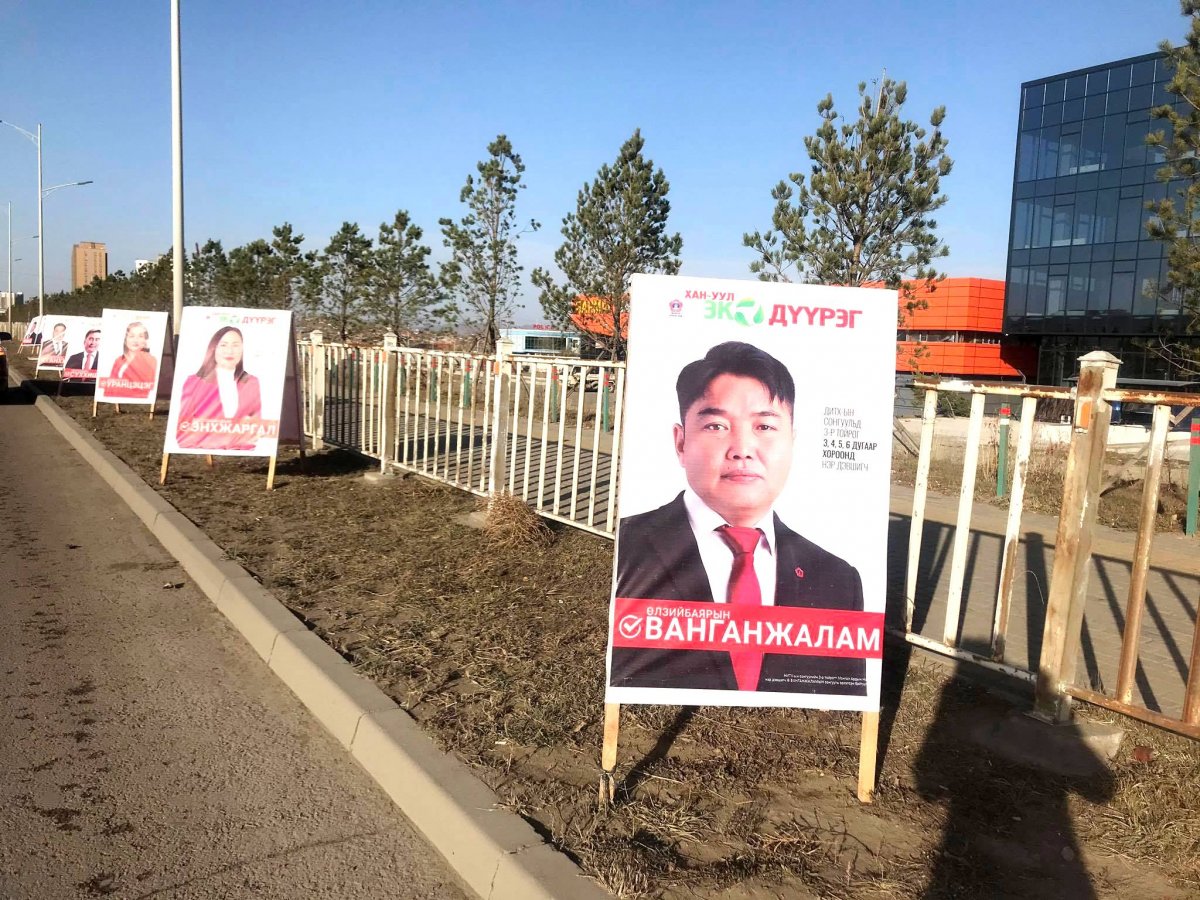 Явган хүний зам дээр ч биш ингээд тавих нь зүгээр байгаа биз. 