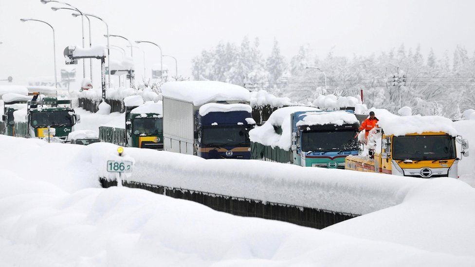 Японд их хэмжээний цас орсны улмаас түгжрэл үүсч, 500 гаруй нислэг цуцлагджээ