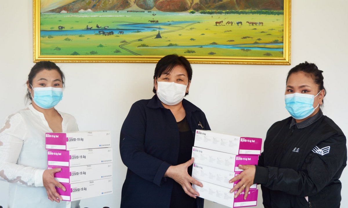 “Наран Мандал“ компаний хамт олон Баянхонгор аймгийн Эрүүл мэндийн газарт 200 ширхэг түргэвчилсэн оношлуур хандивлалаа