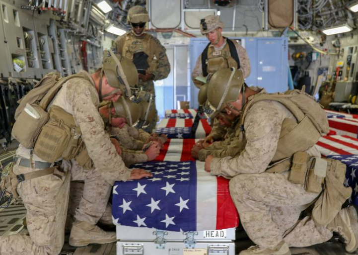 ФОТО: Америкчууд Афганистанд амь үрэгдсэн цэргүүддээ хүндэтгэл үзүүлж байна