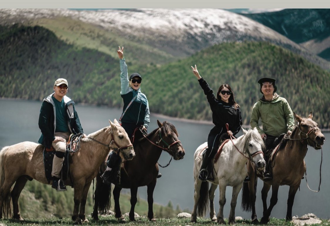 Блогчин найзууд НАЙМАН НУУРААС МЭНДЧИЛНЭ