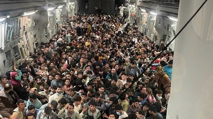 АНУ-ын цэргийн онгоц нэг удаагийн нислэгээр Афганистаны 600 гаруй хүнийг нүүлгэн шилжүүлжээ
