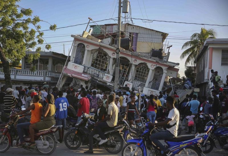 Хаитид болсон газар хөдлөлтийн улмаас нас барсан хүмүүсийн тоо 1000-Г ДАВЛАА