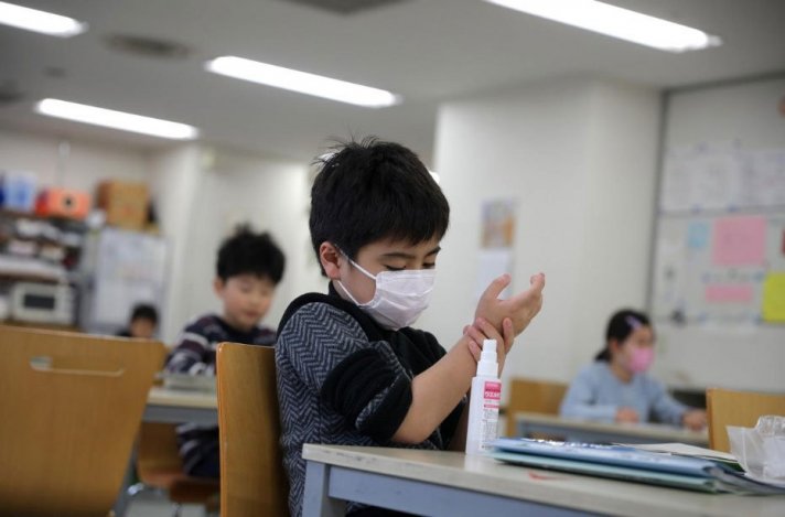 Япон: Дельта хувилбар сургуулийн насныханд хурдацтай тархаж байна