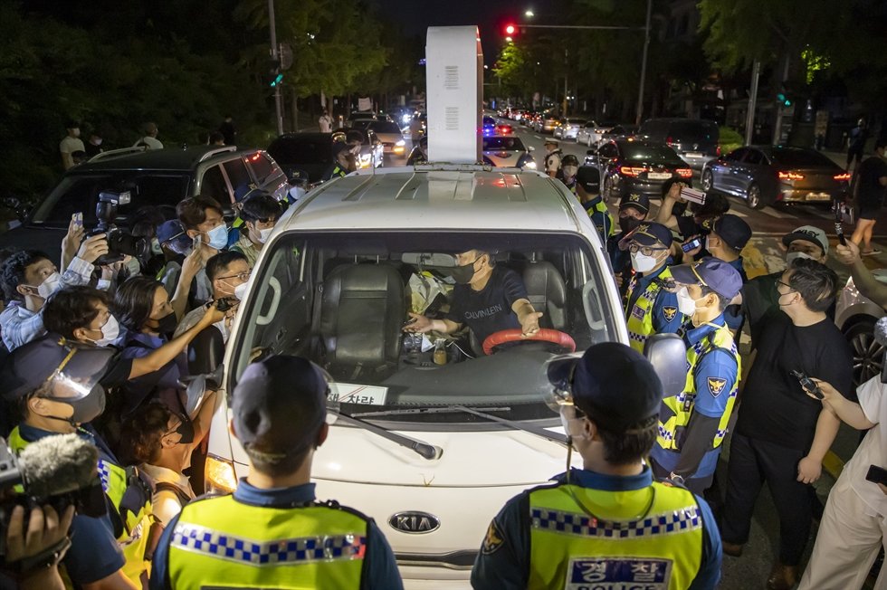 ФОТО: Хөл хориог эсэргүүцсэн Солонгосын бизнес эрхлэгчид машинтай жагсч байна