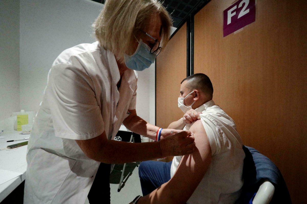 Франц улс вакцины 3-Р ТУНГ тарьж эхэлнэ