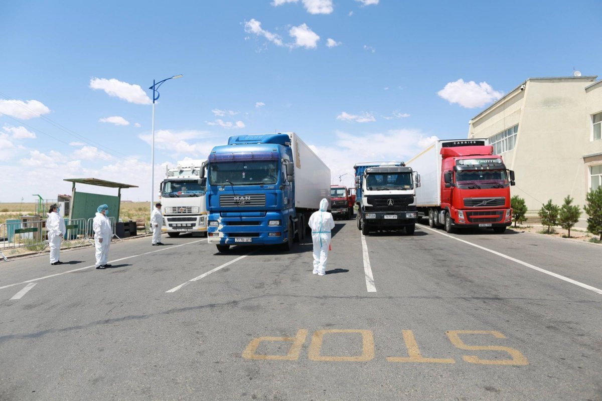 ТОДРУУЛГА: Монгол талын автомашинууд тухайн өдөртөө Эрээнээс ачаагаа ачиж, дараагийн өдөр хилээр гарч ирж байна