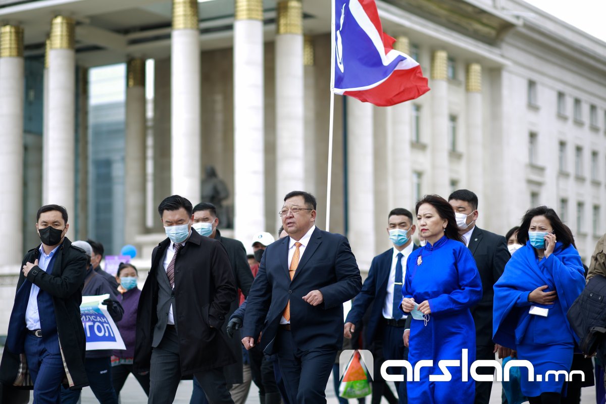 ФОТО: “Ардчилсан Монгол“ уриатай АН-аас нэр дэвшигч С.Эрдэнэ үнэмлэхээ гардан авлаа