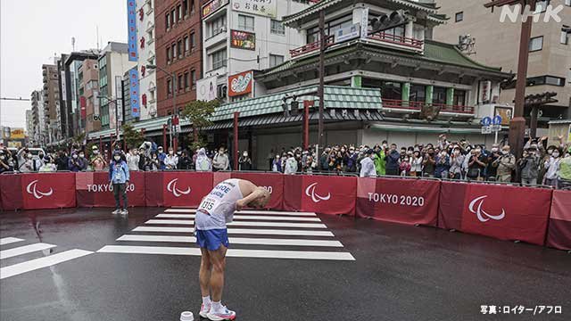 ТОКИО 2020: Марафоны тамирчин тэмцээний дундуур Япончуудад ХҮНДЭТГЭЛ үзүүлэн БӨХИЙЖЭЭ