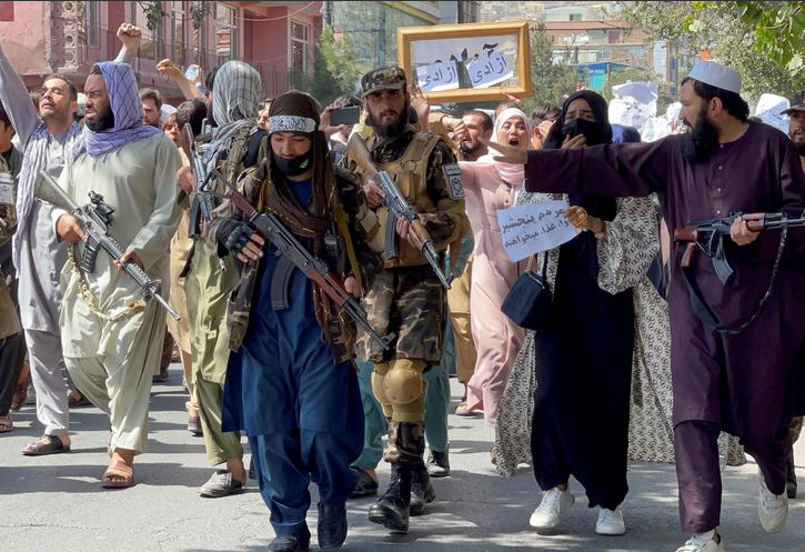ФОТО: Талибууд жагсагчдыг тараахын тулд ГАЛ НЭЭЖ байна