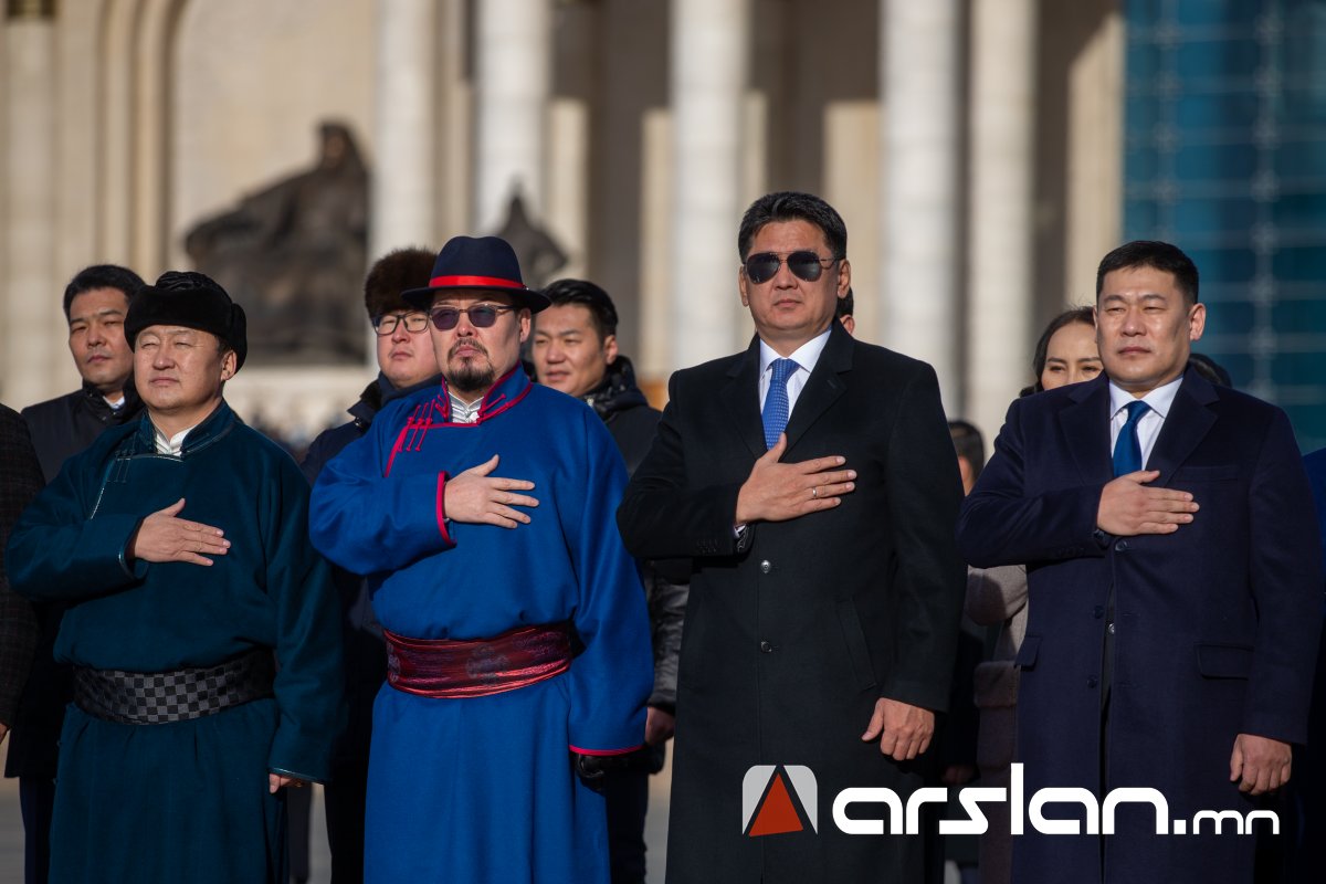 ФОТО: Төрийн өндөрлөгүүд Чингис хаан, Жанжин Д.Сүхбаатарын хөшөөнд хүндэтгэл үзүүллээ