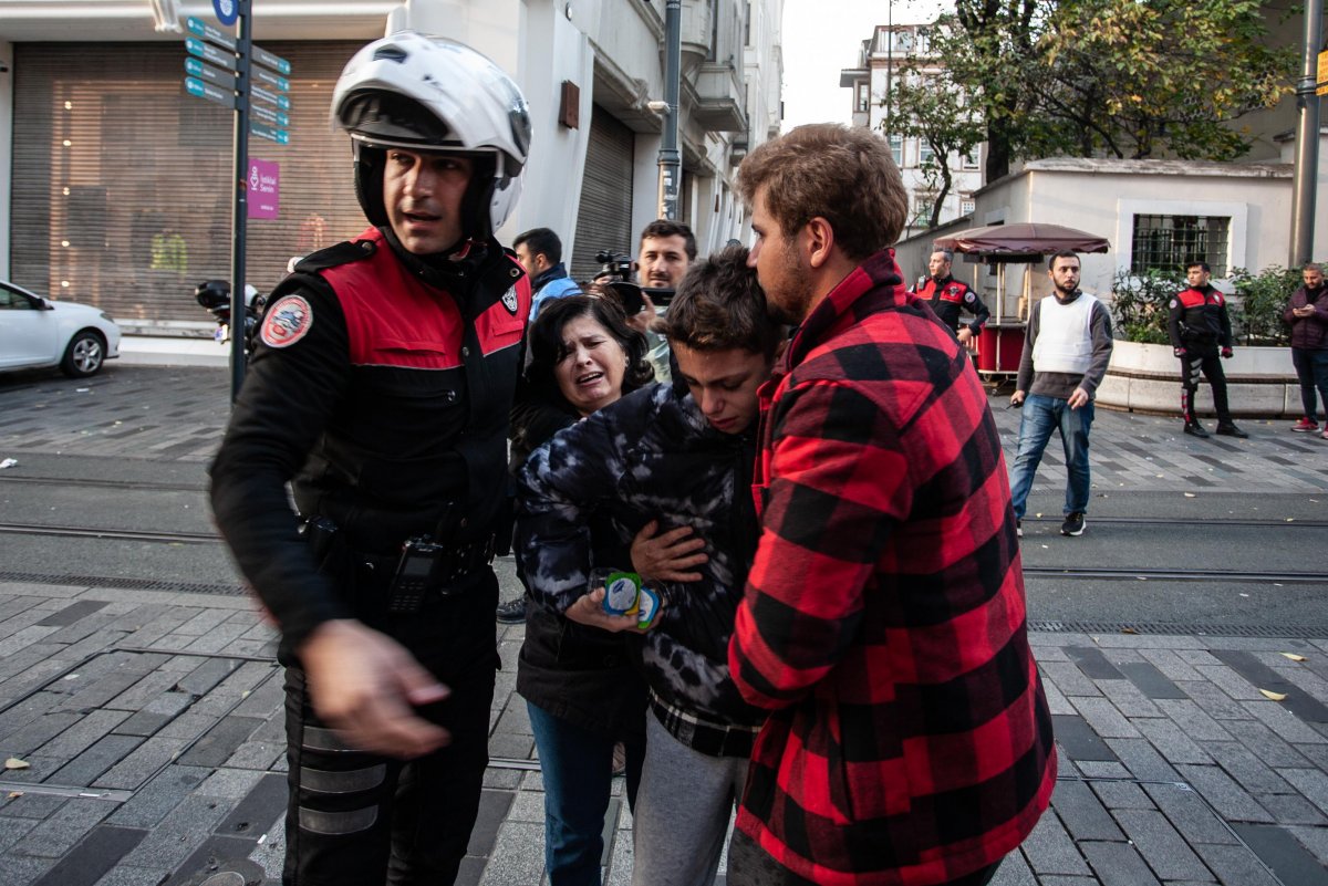 ШУУРХАЙ: Туркын Истанбул хотын жуулчны гудамжинд дэлбэрэлт болсны улмаас 6 хүний амь үрэгдэж,80 хүн шархаджээ