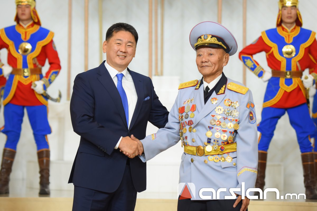 ФОТО: Монгол Улсын Ерөнхийлөгч У.Хүрэлсүх төрийн дээд цол, одон, медаль гардууллаа