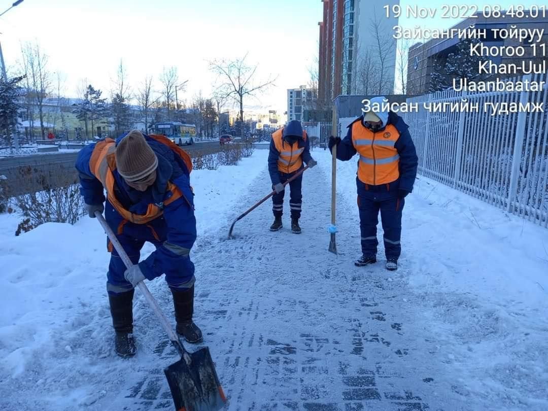Дүүргийн ЗДТГ-ын алба хаагч нар болон хэсгийн ахлагч нарыг цас цэвэрлэгээнд дайчилжээ
