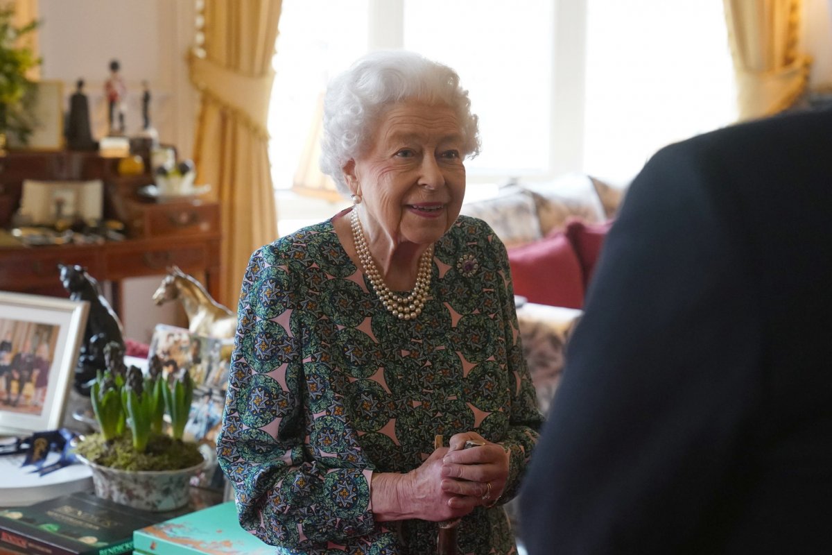 Их Британийн Хатан хаан II Элизабет коронавирусийн халдвар авчээ