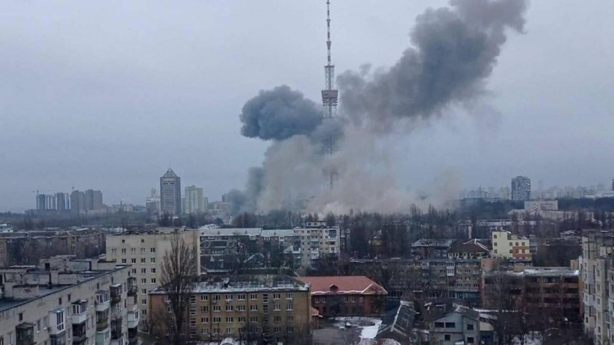 ВИДЕО: Киевийн телевизийн цамхаг руу Оросын зэвсэгт хүчин пуужингийн цохилт өгсний улмаас иргэд амь үрэгджээ