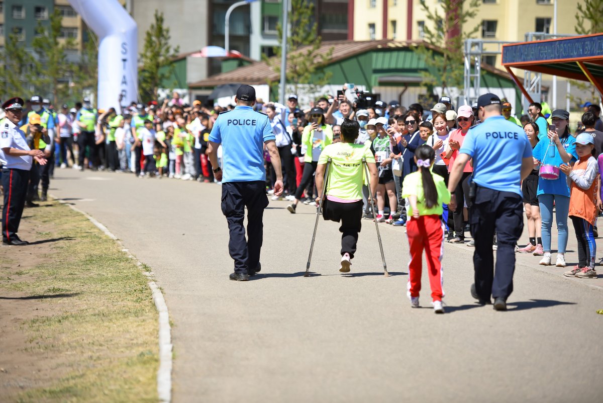 ФОТО : Тусгай хэрэгцээт болон энгийн 600 хүүхдийн хамтарсан гүйлтийн тэмцээнд цагдаагийн байгууллагаас ДЭМЖЛЭГ ҮЗҮҮЛЭН, хүүхдүүдийн аюулгүй байдлыг ханган ажиллалаа
