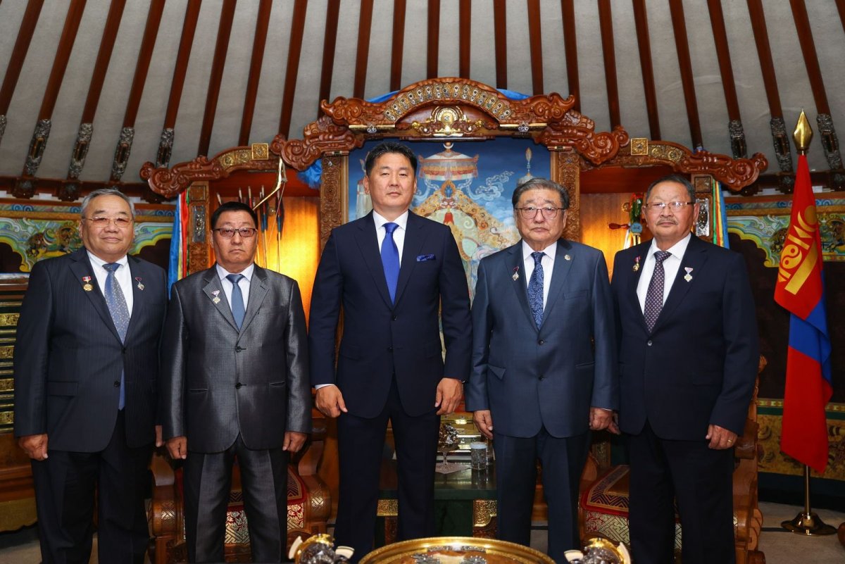 Монгол Улсын анхны Ерөнхийлөгч П.Очирбат, Соёлын гавьяат зүтгэлтэн Ш.Гүрбазар нарын бүтээлд Төрийн шагнал хүртээлээ