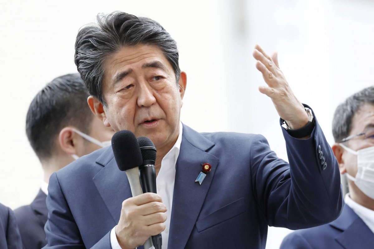 ШУУРХАЙ: Японы Ерөнхий сайд асан Шинзо Абэ буудуулж, эмнэлэгт хүргэгджээ