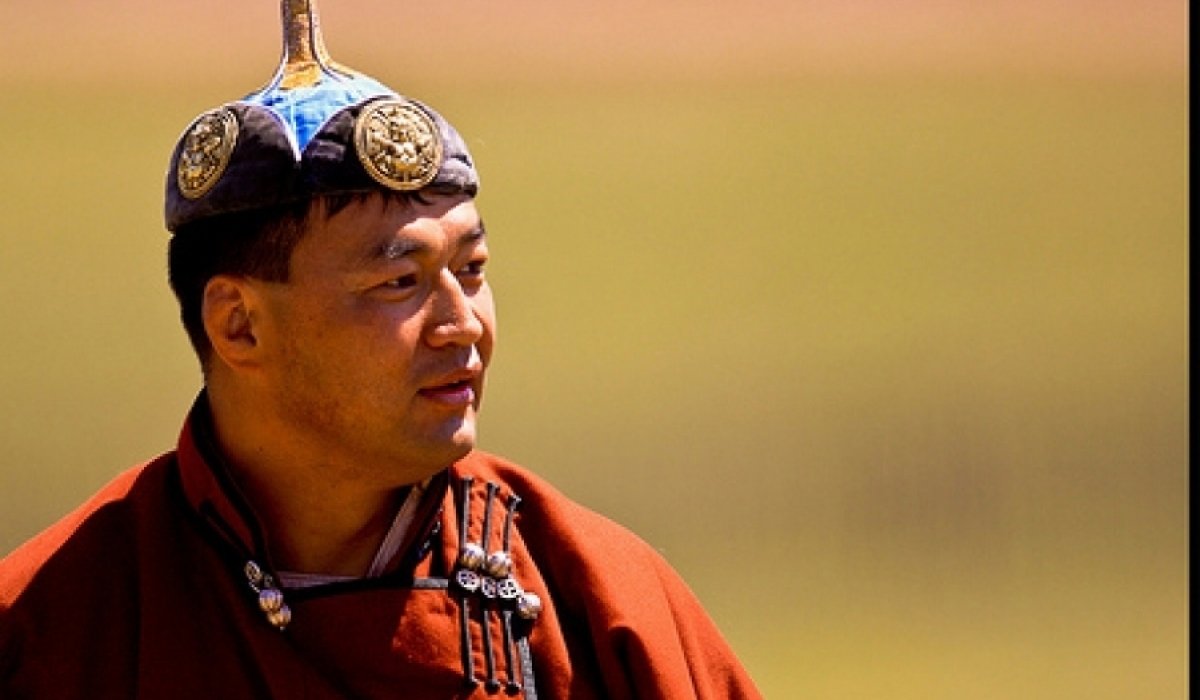 Дархан аварга А.Сүхбат Төв аймгийн наадамд зодоглож гурвын даваанд өвдөг шороодлоо