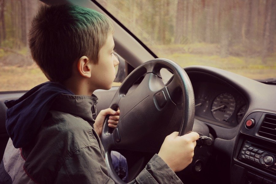 СЭРЭМЖЛҮҮЛЭГ: Гурван настай хүү жолооны ард тоглож байгаад төрсөн дүүгээ дайрчээ
