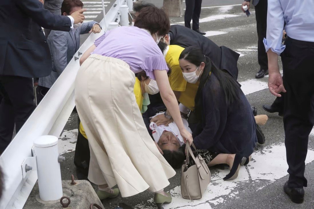 ШУУРХАЙ: Токио хотын захирагч “Абе Шинзогийн зүрх, уушиг нь зогссон байдалтай байна“ гэж мэдэгджээ