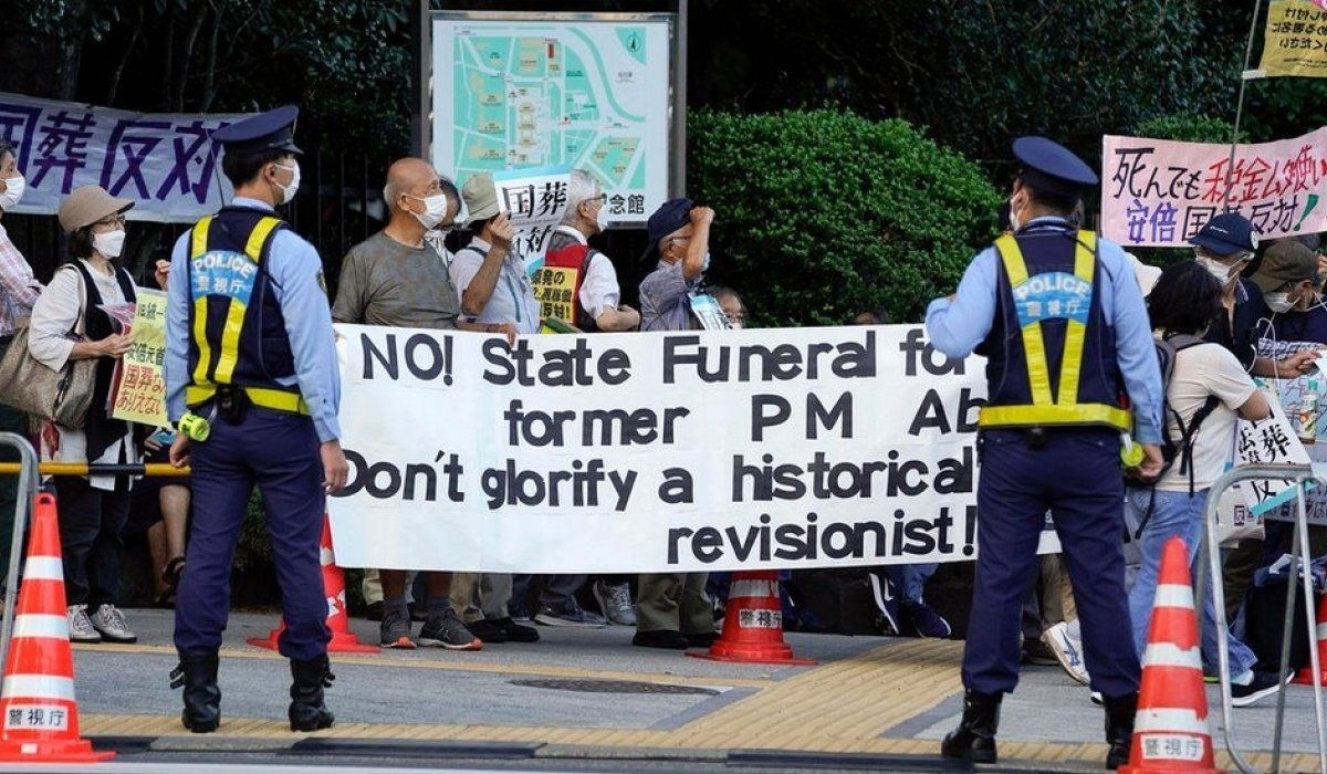 Шинзо Абэгийн оршуулгыг эсэргүүцсэн Японы иргэд жагсаж байна