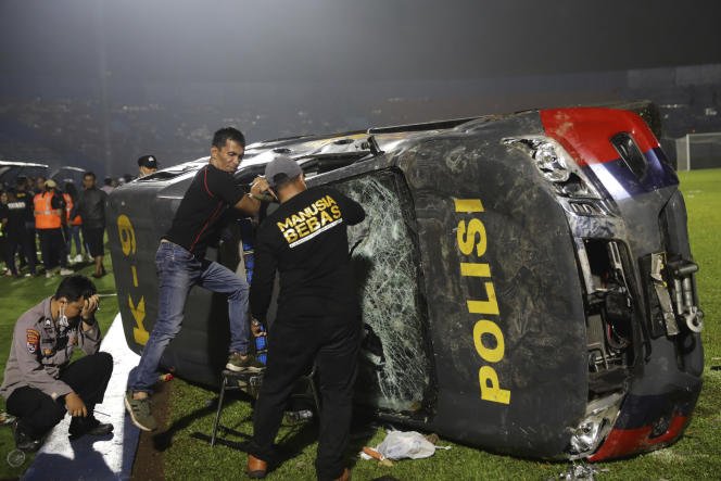 Индонезид хөлбөмбөгийн тоглолтын дараа үүссэн үймээнд 129 хүн АМИА АЛДЖЭЭ