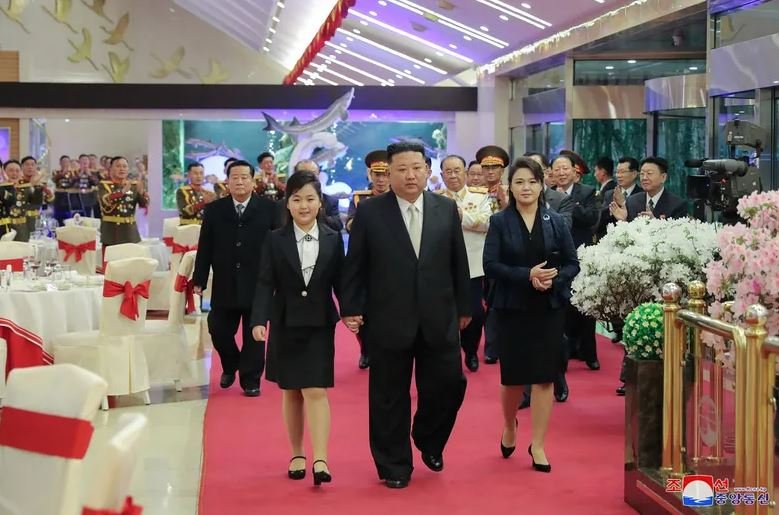 БНАСАУ-ын удирдагч охинтойгоо хамт Солонгосын ардын армийн генералуудтай уулзжээ