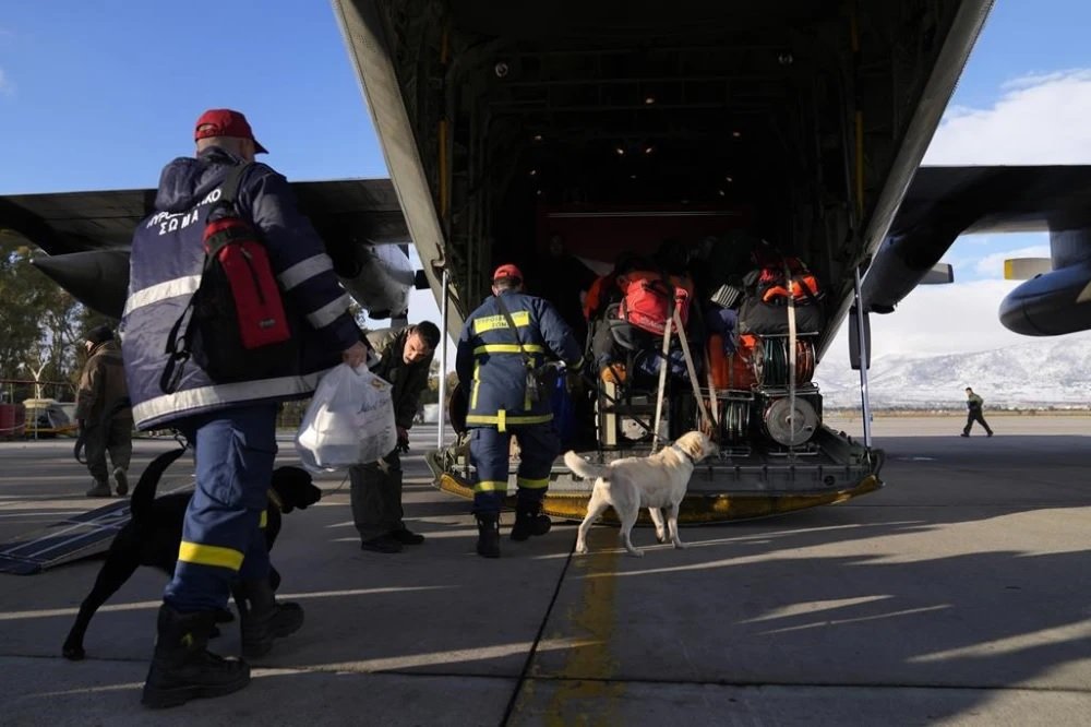 Дэлхийн олон улс орон аврагчдын баг, эрэлч нохой, багаж төхөөрөмжөө Турк улс руу илгээж байна