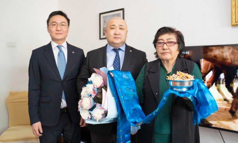 Монголын анхны эмэгтэй хурандаа Р.Оюунбадамд хүндэтгэл үзүүллээ