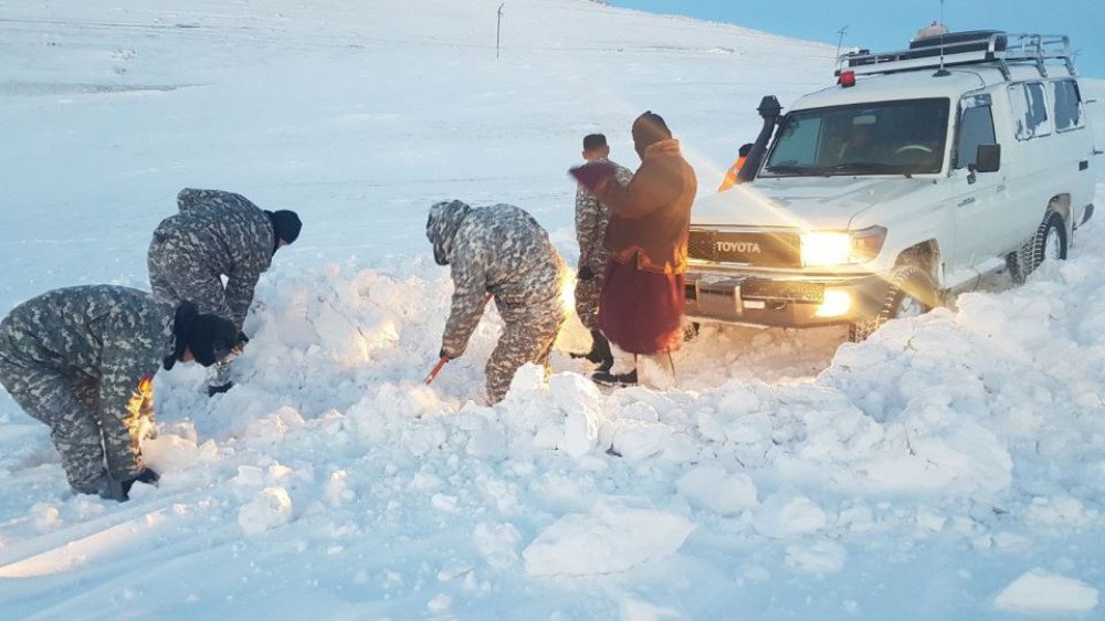 Аврагчид цасанд боогдсон 82 айлыг нүүлгэн шилжүүлж, 279 км замыг нээжээ