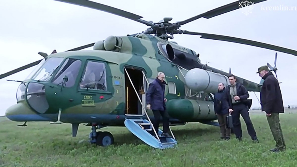В.Путин Украины эзлэгдсэн бүс нутагт  очиж, цэргийн командлагч нартай уулзжээ
