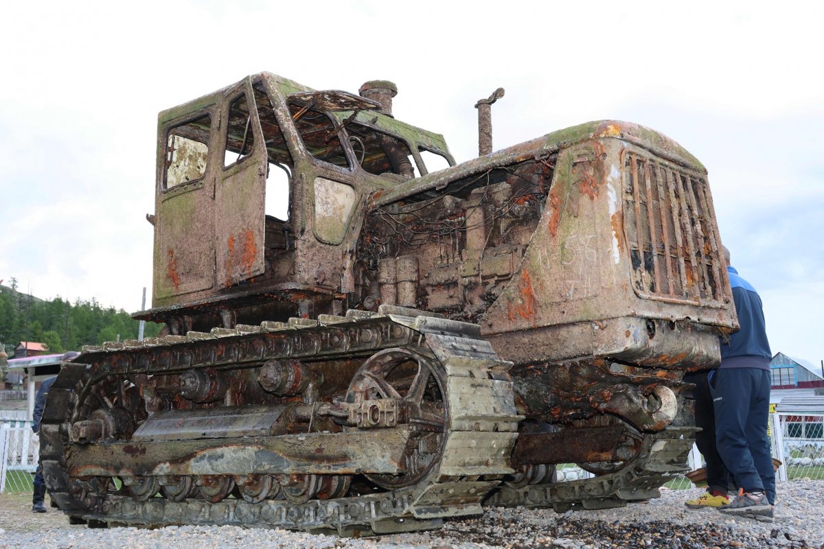 Хөвсгөл далайн гүнд 55 жил болсон 11 тонн жинтэй тракторыг гаргалаа