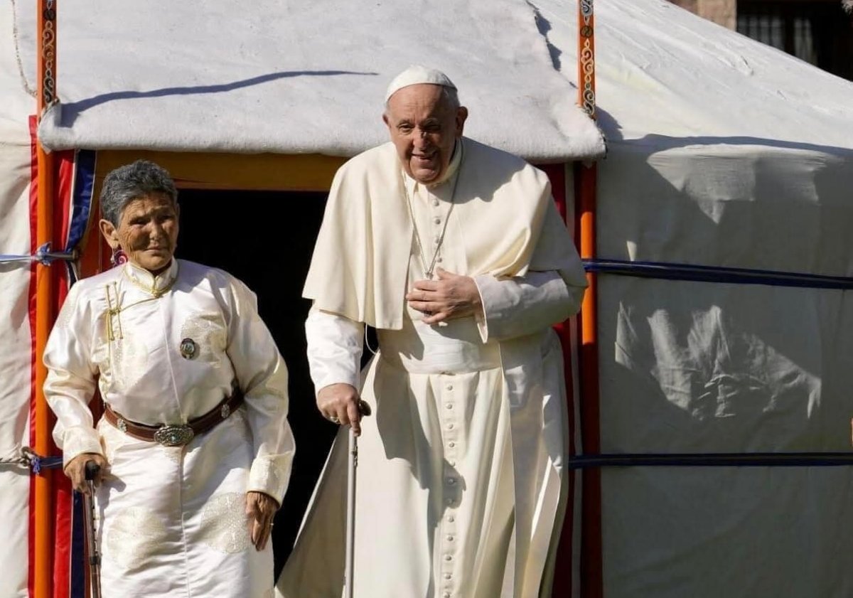 Пап Францис 10 жилийн өмнө Гэгээн Мариагийн баримлыг олсон эмэгтэйтэй мэндчилжээ