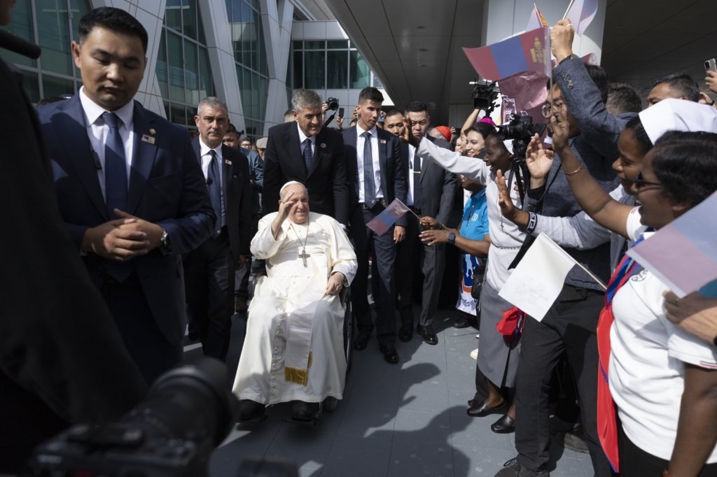 ФОТО: Пап Францисыг дагалдан тус улсын ерөнхий сайд, гадаад харилцааны сайд тэргүүтэй 200-аад зочин иржээ