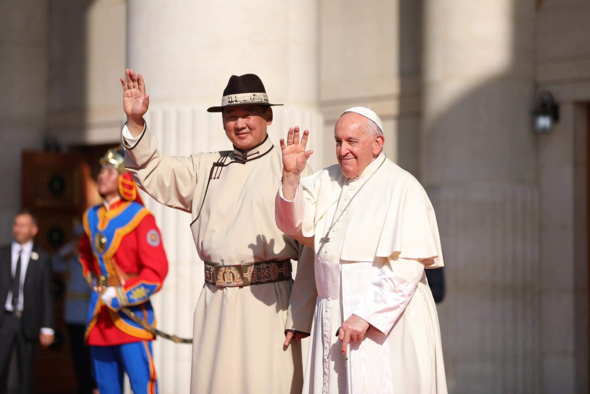 АЙЛЧЛАЛ: Пап Францис Гүег хааны захидлын албан ёсны хуулбарыг Монгол Улсад бэлэглэлээ