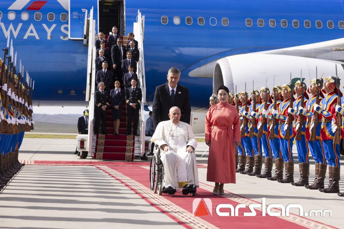 Пап Францис Монгол Улсад  төрийн айлчлал хийхээр  хүрэлцэн ирлээ