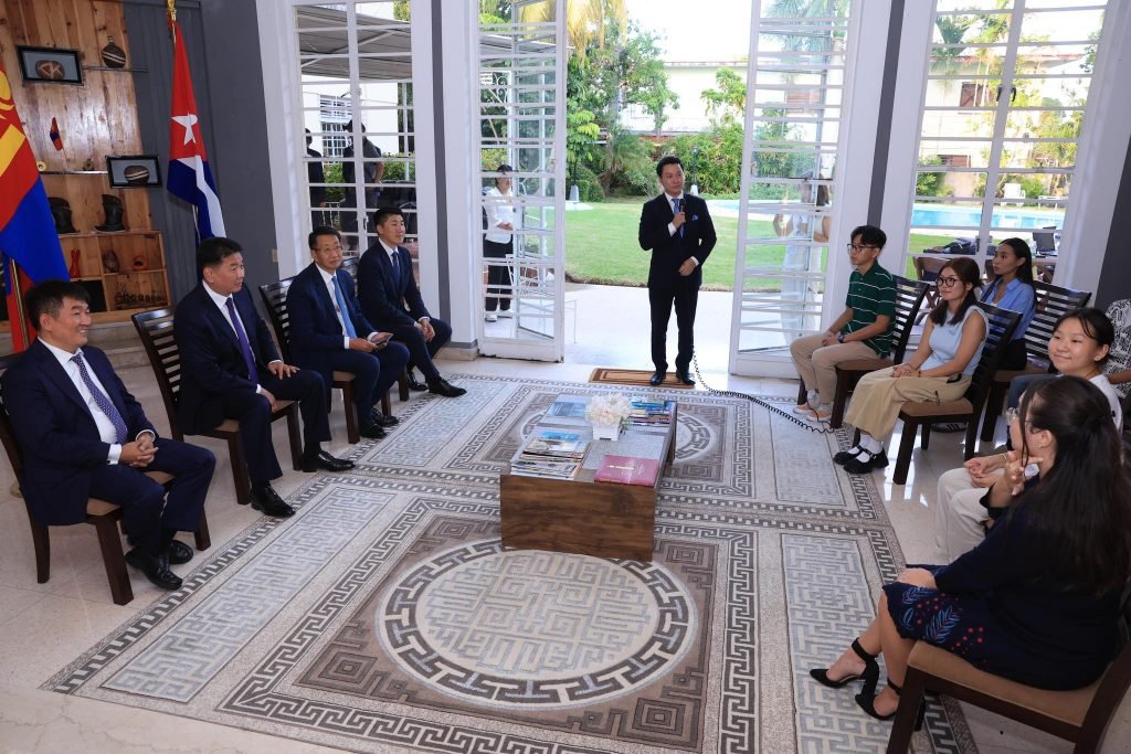 Монгол Улсын Ерөнхийлөгч У.Хүрэлсүх Куба Улсад суралцдаг 11 оюутнуудтай уулзав
