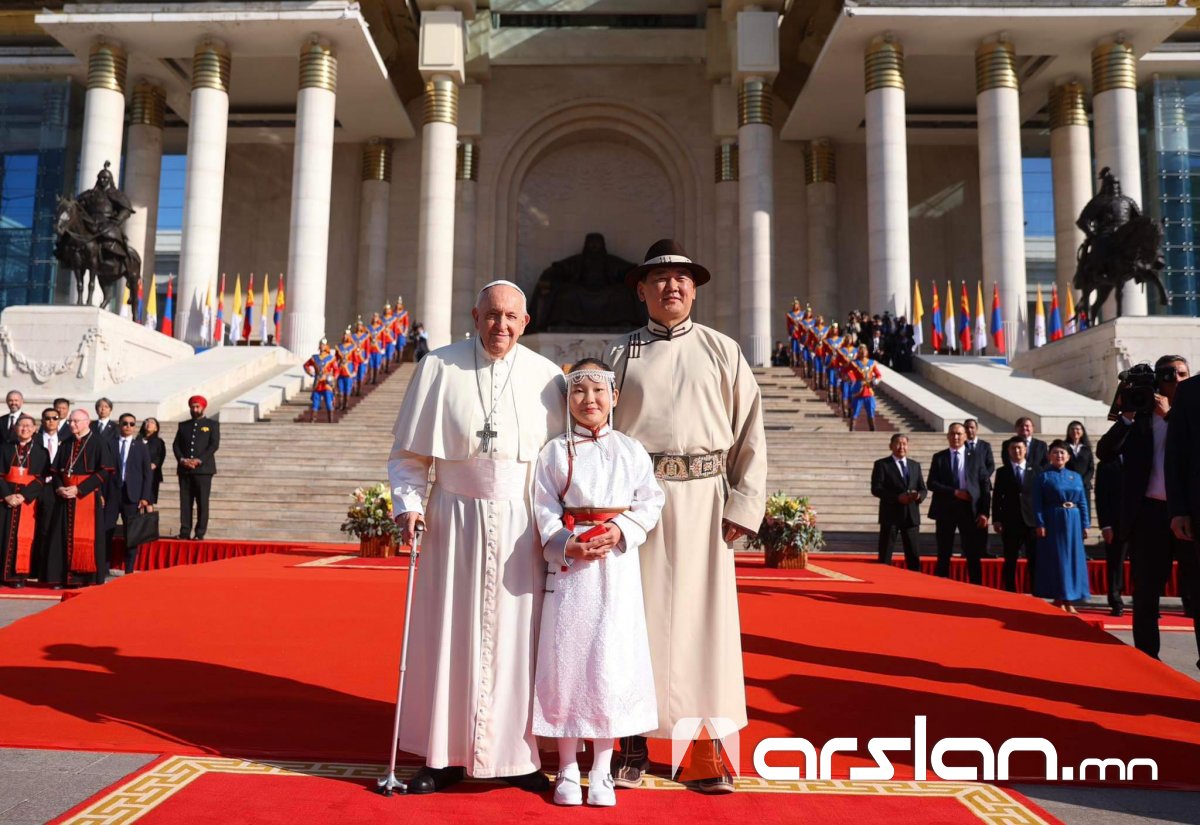 ФОТО: 86 настай Ромын папыг угтах төрийн ёслолд Ерөнхийлөгч У.Хүрэлсүх монгол дээл өмсөж, зочноо хүндэтгэлээ