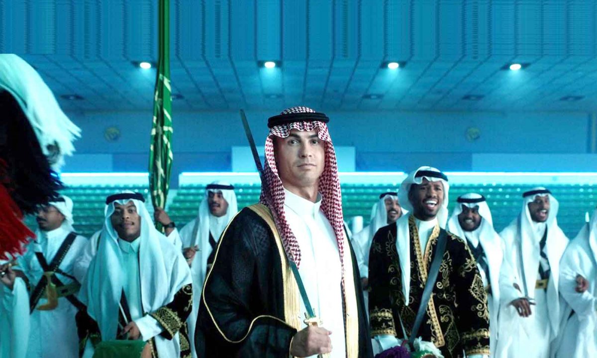 Роналду Саудын Арабын үндэсний баярыг уламжлалт хувцастай тэмдэглэжээ