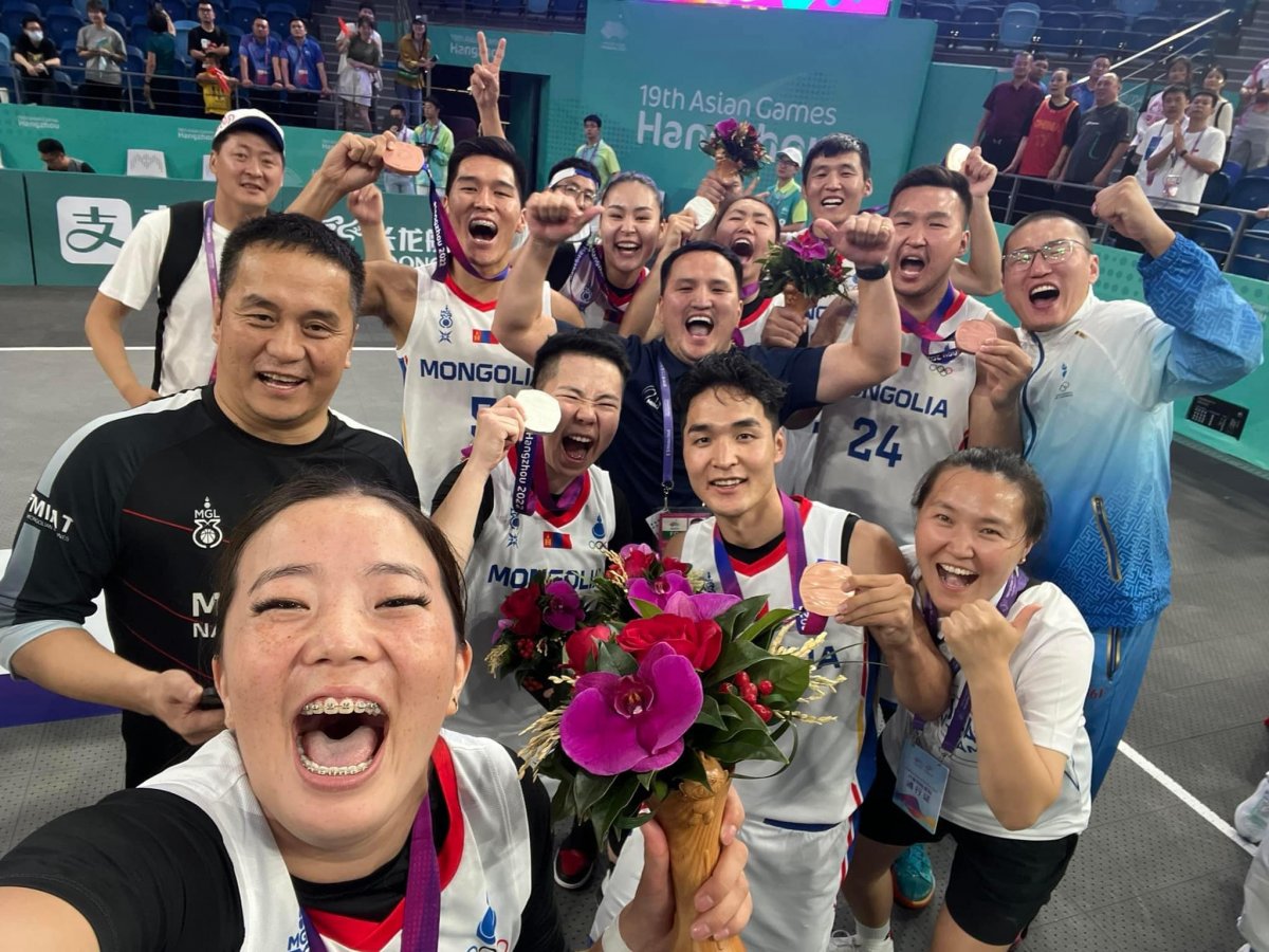 “Ханжоу 2022” наадмаас хос медаль хүртсэн шигшээ багийн тамирчдад Ерөнхийлөгч У.Хүрэлсүх баяр хүргэлээ