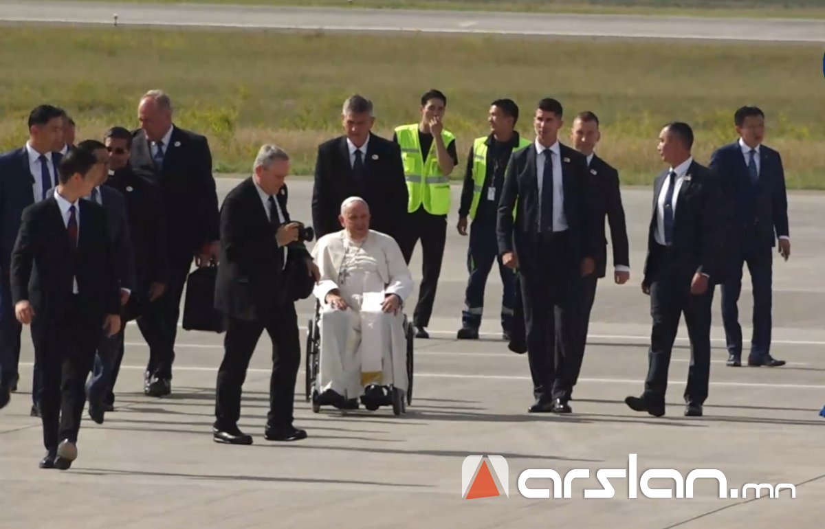 ВИДЕО: Пап Францис Монголд хүрэлцэн ирлээ