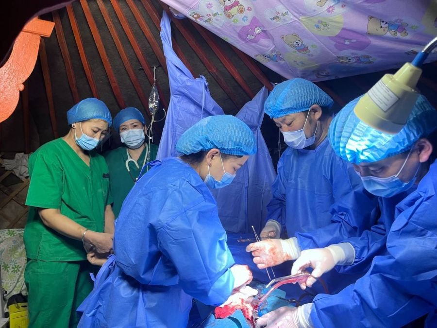Өмнөговь аймгийн эмч нар малчны гэрт мэс засал хийж, жирэмсэн эхийн амийг аварчээ