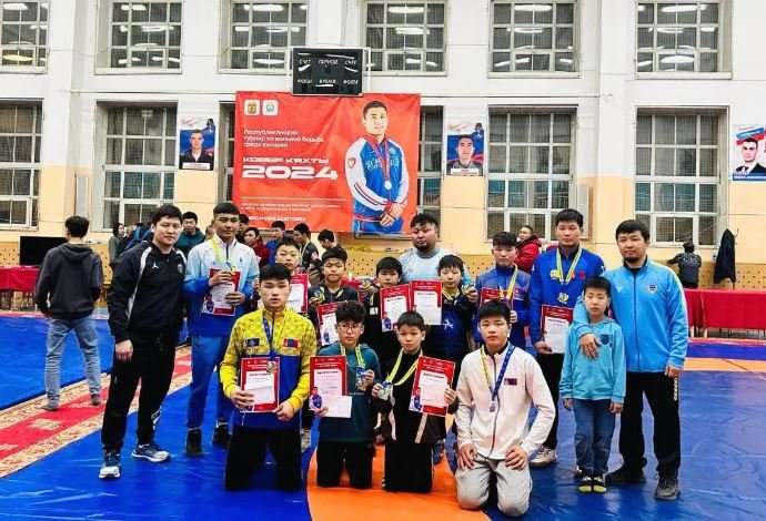 Чөлөөт бөхийн тамирчид олон улсын тэмцээнээс таван алтан медаль хүртжээ