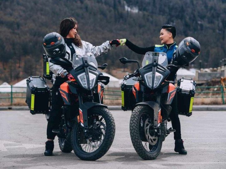 Н.Оргилмаа, Э.Эрдэнэчимэг нар мотоциклтойгоо 10 улсаар аялна